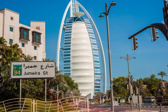 Außendesign des Burj Al Arab Jumeirah Hotels.