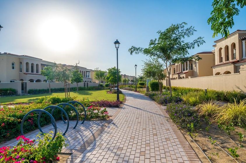 Gyermekjátszótér és sportterület a Serena Villa közösségben a Dubai Landben.