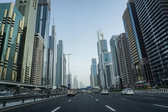 Sheikh Zayed Road Dubai vor Sonnenuntergang.