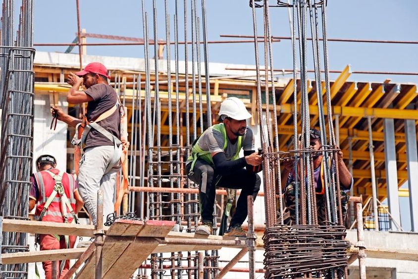 Dubai, Egyesült Arab Emírségek férfiak dolgoznak az építkezésen.