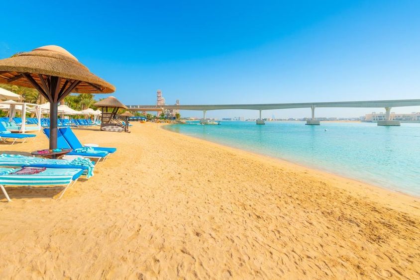 Arab-öböl homokos strandján, a Palm Jumeirah Island egysínű vasútja átszeli a tengert Dubaiban.