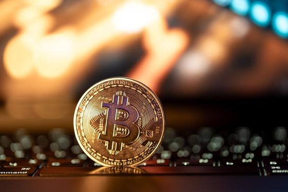 Bitcoin érme billentyűzeten.