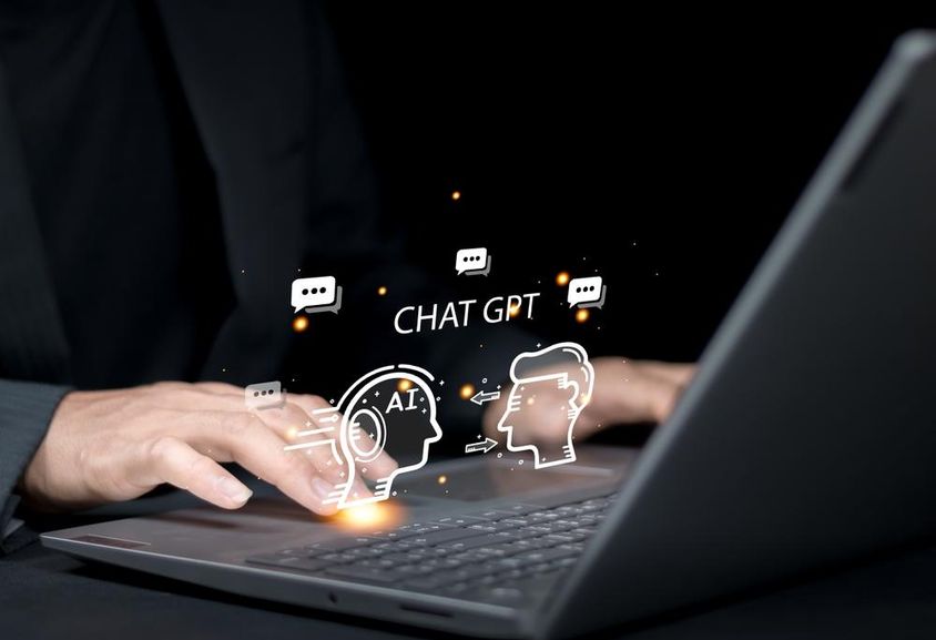 Üzletember beszélget egy OpenAI által fejlesztett mesterséges intelligencia chatbot segítségével.