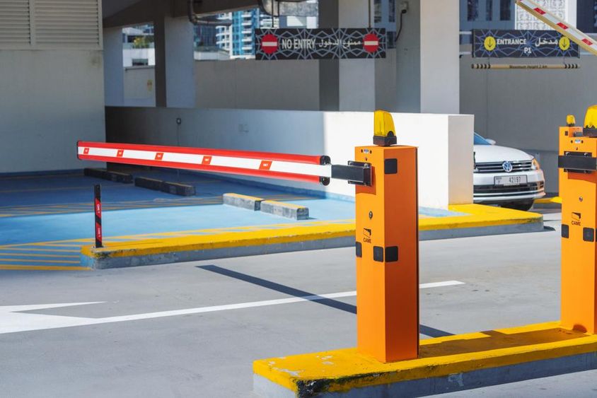Dubai beléptetőrendszer, amely szabályozza az autók automatikus sorompóját a városi parkolóba.