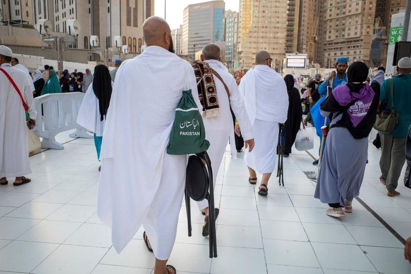 Zarándokok sétálnak a mekkai Nagy Mecset, a Masjidil Haram közelében.