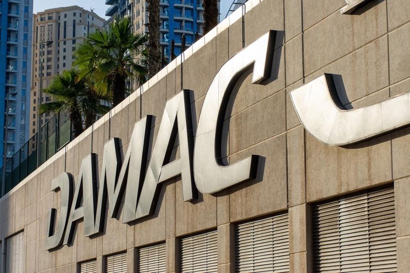 Damac Properties, az UAE híres ingatlanfejlesztő cégének logója.