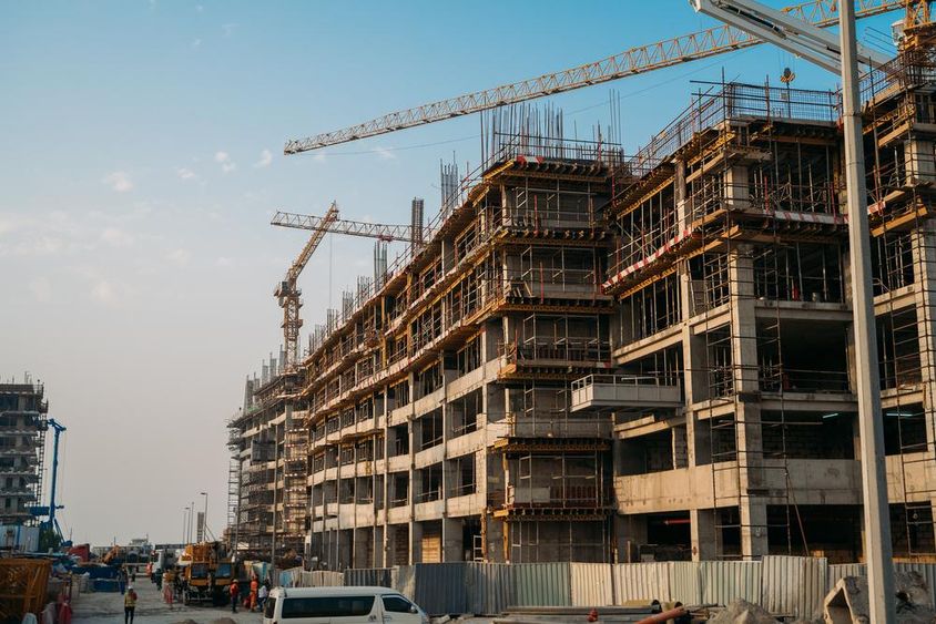 Modern építkezés ipari darukkal Dubaiban.