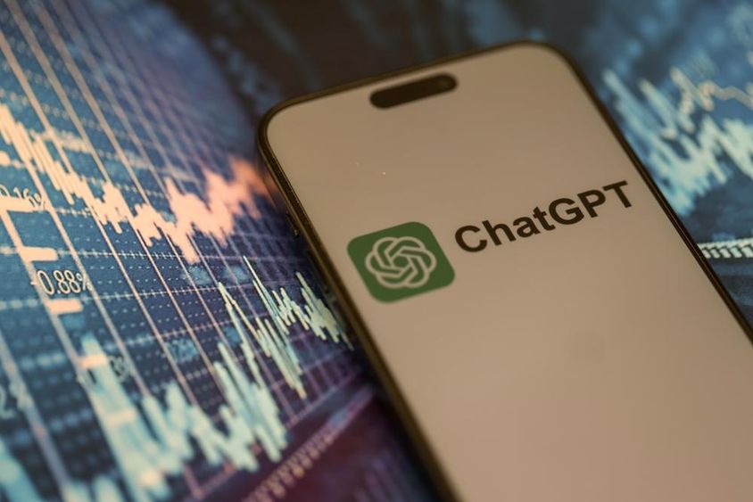 Okostelefon, amin a ChatGPT hivatalos logója látható.