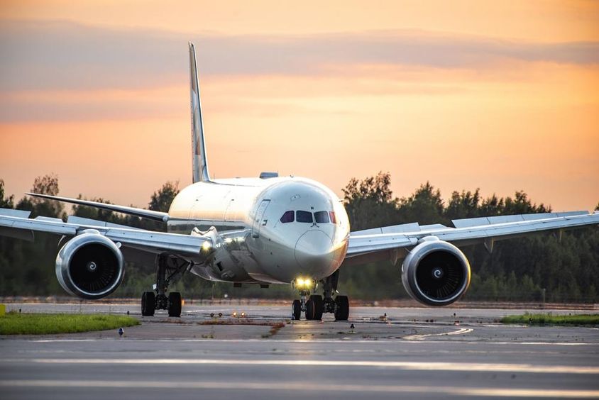 Etihad Airways Boeing 787-8 Dreamliner gurul a kifutóra. 
