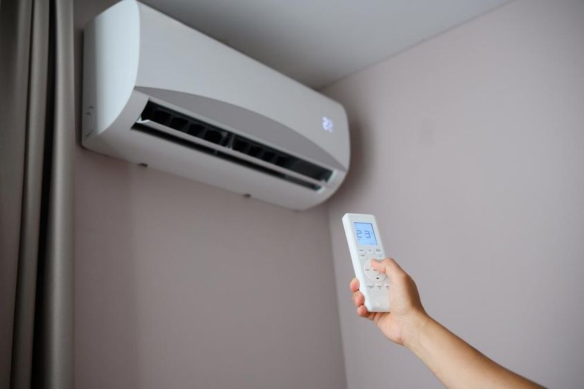 Az ember a légkondicionálót 22 Celsius fokos hőmérsékletre állítja be.