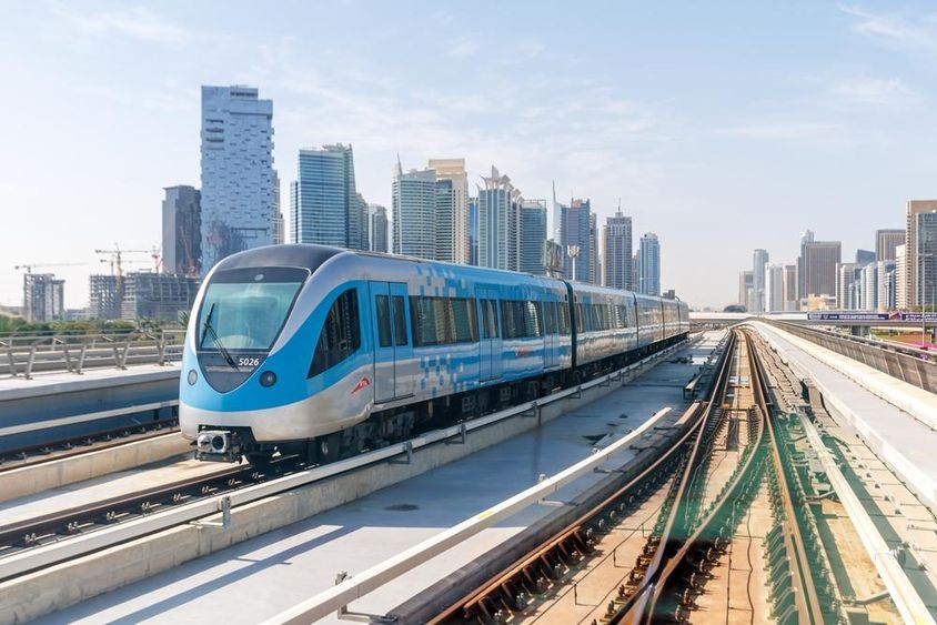 Dubai Metro vonat tömegközlekedés a Dubai Marina állomás közelében.