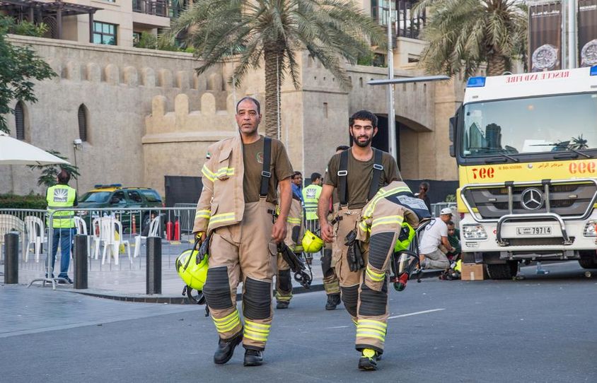 Dubai tűz oltok miután sikeresen eloltották a tűzet. 