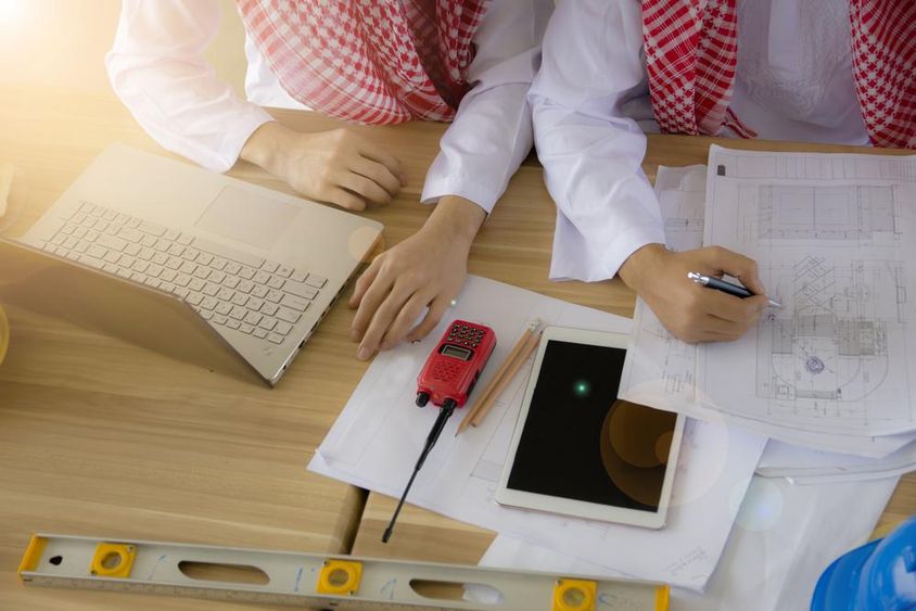 Egy arab mérnők dolgozik egy asztalon.