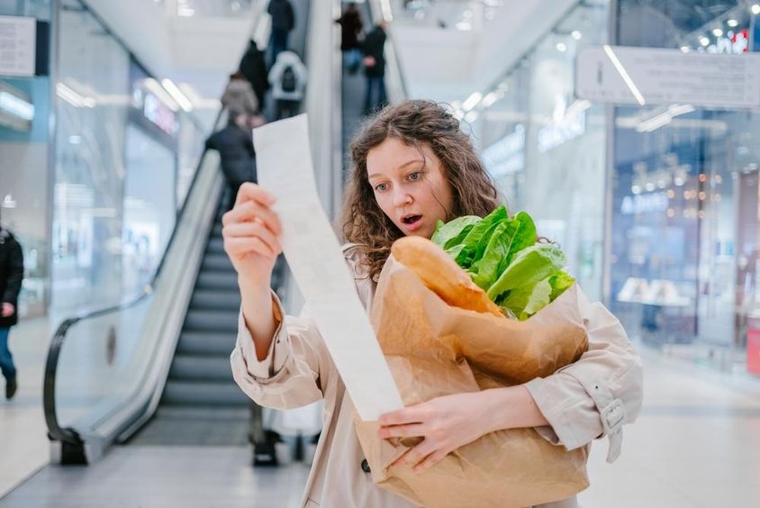 Egy sokkos állapotban lévő nő egy bevásárlóközpontban lévő szupermarketből.