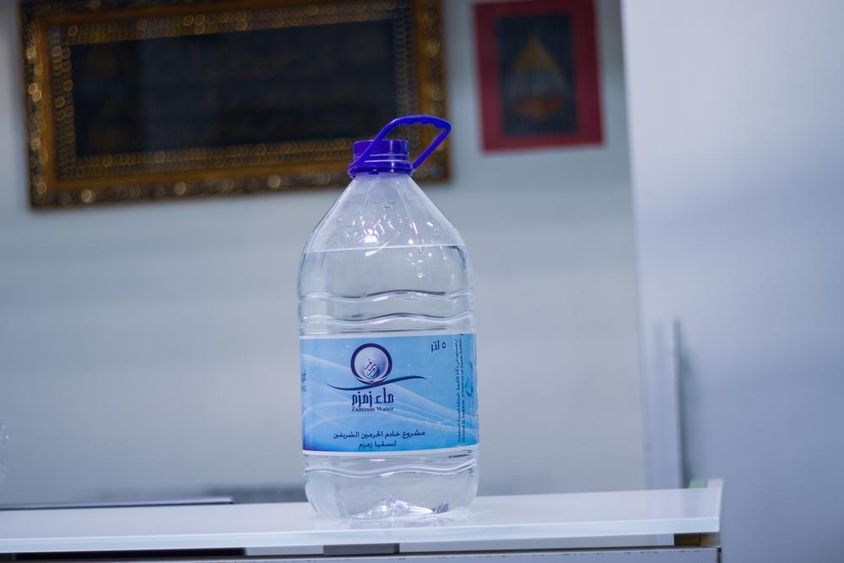 Tiszta ZamZam víz üvegben tárolva.