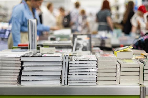 Könyvek iránt érdeklődő látogató, XIX Nemzetközi Könyvszalon.