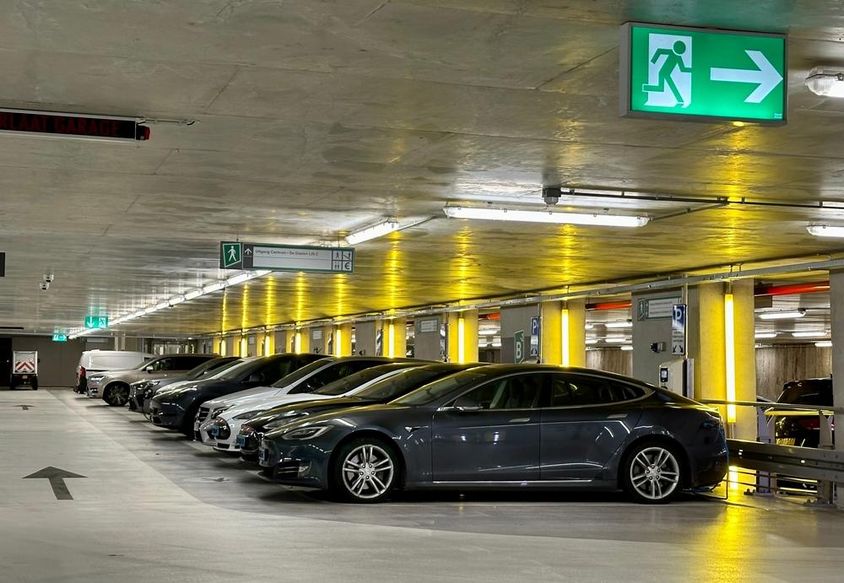 Sárga neonfények világítják meg az elektromos járműveknek fenntartott helyeket.