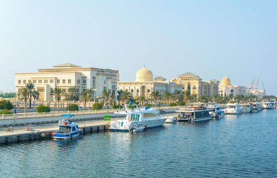 Az Egyesült Arab Emírségek Sardzsa emirátusának közigazgatási kerületének látképe.