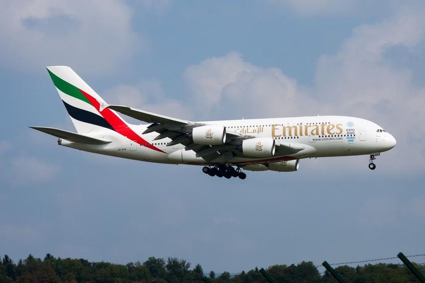 Emirates Airlines utasszállító repülőgép leszállás közben. 
