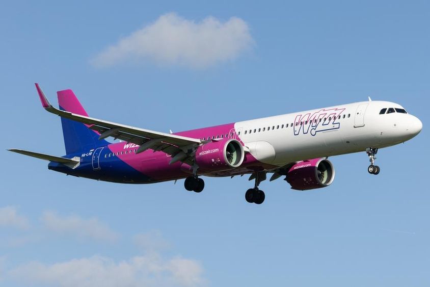 Wizz Air a hamburgi repülőtéren egy Airbus A321-271NX A21N  repülőgéppel.