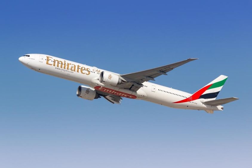Emirates Boeing 777-300ER repülőgép a Dubai repülőtéren (DXB) az Egyesült Arab Emírségekben.