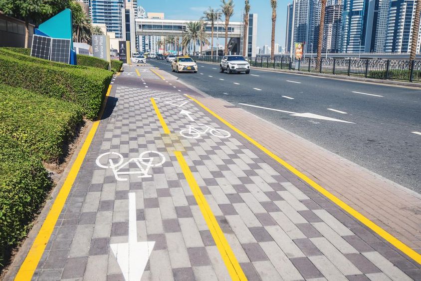 Dubai, Egyesült Arab Emírségek: Fehérre festett kerékpárút a járdán.