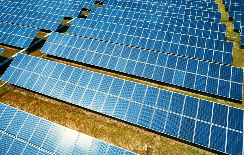 Napelemtelep tiszta energia termelése.