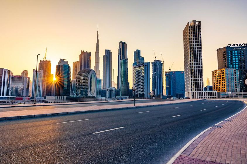 Kilátás Dubai felhőkarcolóira a Marasi Drive-ról, a Business Bay negyedben.