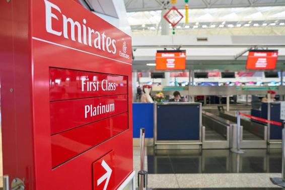 Emirates Passagier-Check-in-Bereich.