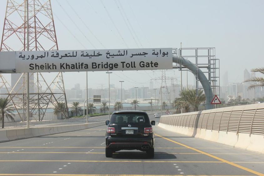 Az útdíj beszedése Abu Dhabi Emirátusban.