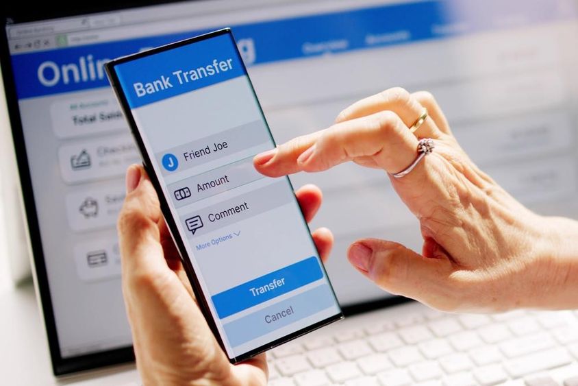 Online banki egyenleg ellenőrzése és átutalás kétfaktoros hitelesítéssel.