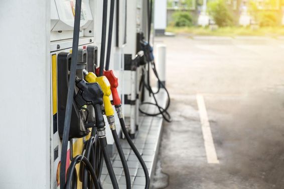 Zapfsäulen an einer Tankstelle.