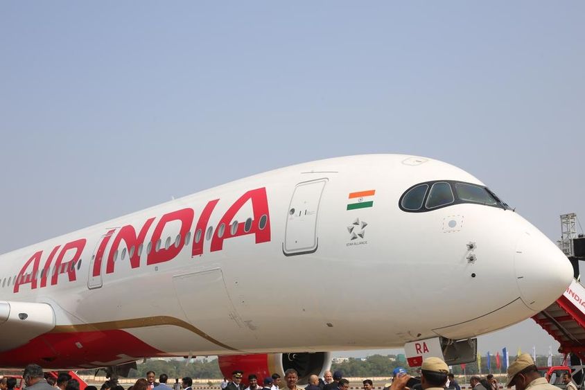 Az Air India első A350-900-as repülőgépe elölnézetből a Wings India repülőtéren.