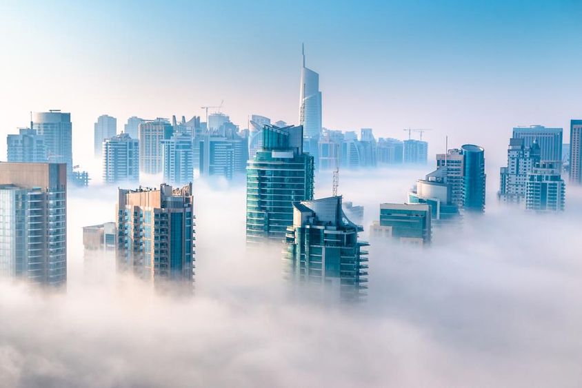 Reggeli köd a Dubai Marina felett.