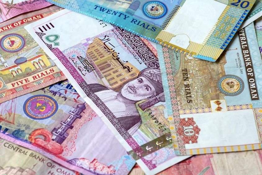 Különböző ománi rial bankjegy.