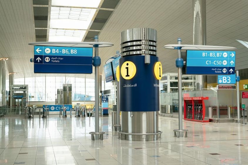 A Dubai Nemzetközi Repülőtér belső képe.