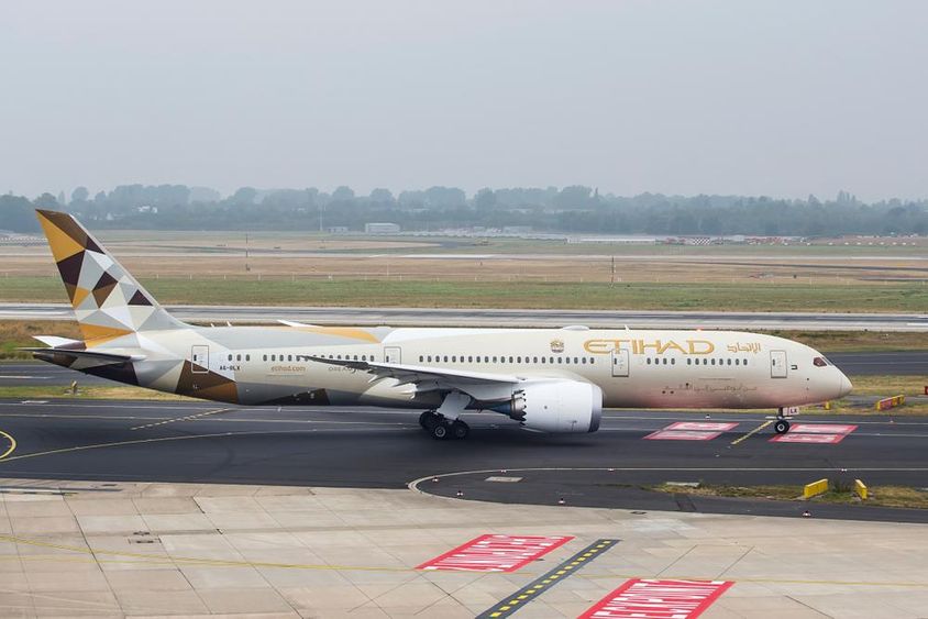 Egy Etihad Airways Boeing 787-9 Dreamliner (A6-BLX) taxi indulás előtt a düsseldorfi repülőtéren.