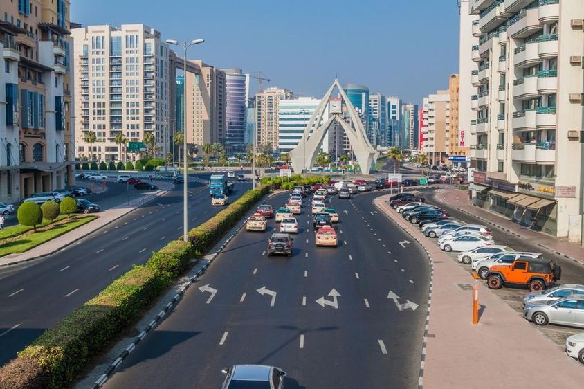 Al Maktoum út és a Deira óratorony Dubaiban.