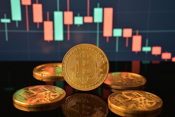 Ein Stapel goldener Bitcoin-Münzen.