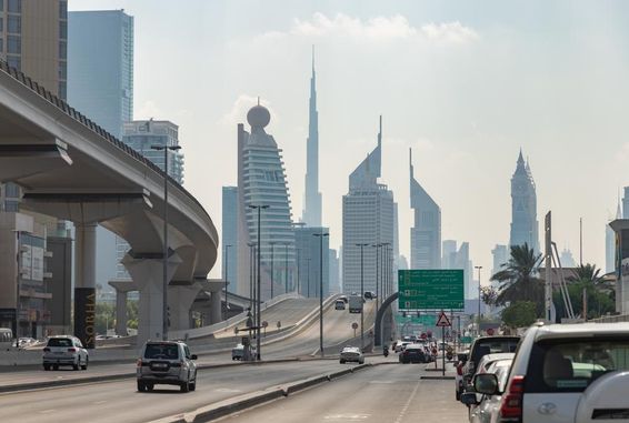 Blick auf die Sheikh Khalifa Bin Zayed Straße mit Blick auf die Wolkenkratzer des Trade Centre Bezirks.