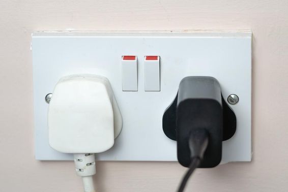 Angol konnektor a falban, kapcsolókkal.