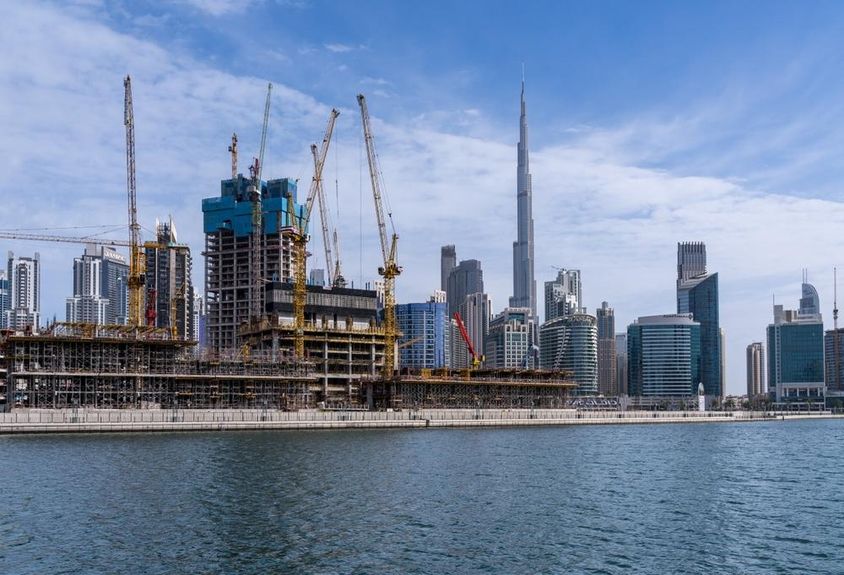 Краны строят новые квартиры в районе Business Bay в Дубае.