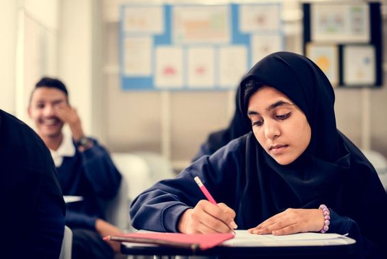 Muslimische Kinder beim Lernen in einem Klassenzimmer.