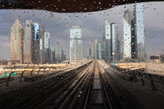 Regnerische Stadtansicht von Dubai.