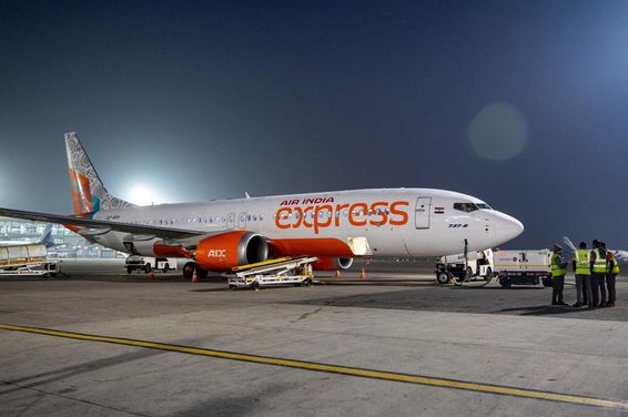 Ein Air India Express Flugzeug, das sich auf den Start am Flughafen Neu-Delhi vorbereitet.