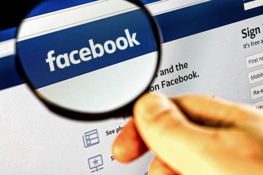 Facebook kezdőlap fotója egy monitoron nagyítón keresztül.