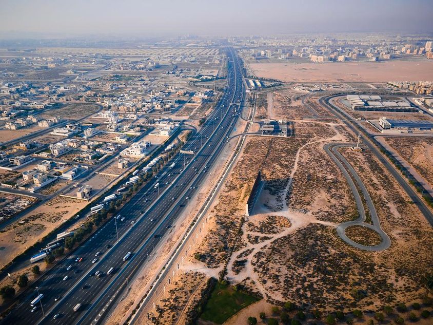 E311 Sheikh Mohammed bin Zayed út Dubai külvárosában.