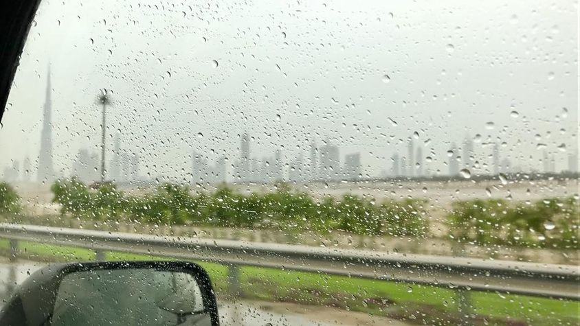 Burj Khalifa esőben Dubaiban.
