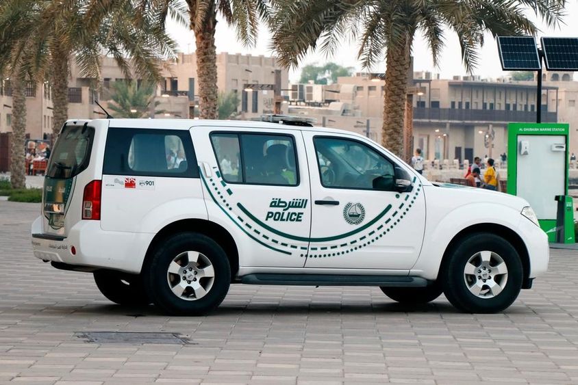 Dubai rendőrautója járőrözés közben.
