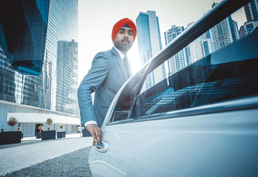 Indiai üzletember céges autója dubaiban. 